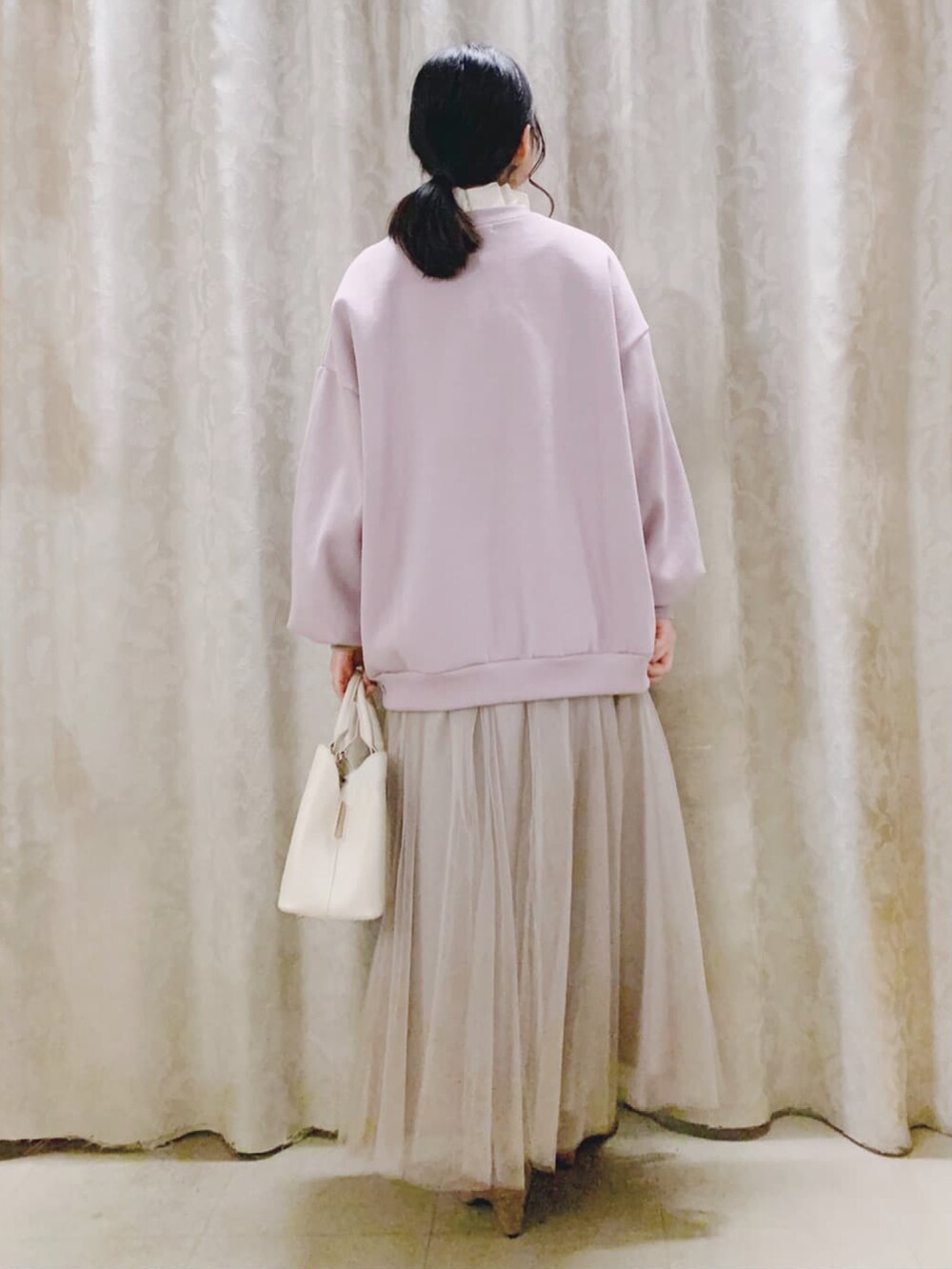 「シューラルー、シューラルー(SHOO・LA・RUE)、Cutie Blonde、今日のコーデ、大人かわいい、大人女子、レイヤードスタイル、スウェット、チュールスカート、パンプス、ロゴスウェット、パープル、きれいめカジュアル、ほめられ本命コーデ、春コーデ」｜「Cutie Blondeの裏起毛オーバーサイズロゴスウェット（スウェット、パープル系）」を使った、かのさん（骨格ストレート・レディース・157cm）の冬コーディネートの3枚目の写真