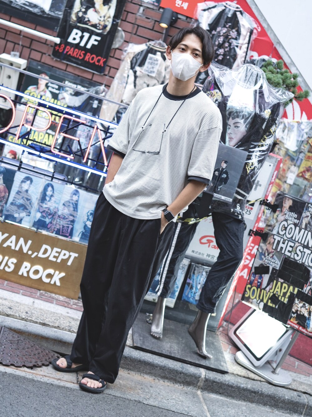 ブラック系のサンダル、ホワイト系のTシャツ/カットソーを着用したメンズの夏コーディネートの2枚目の写真