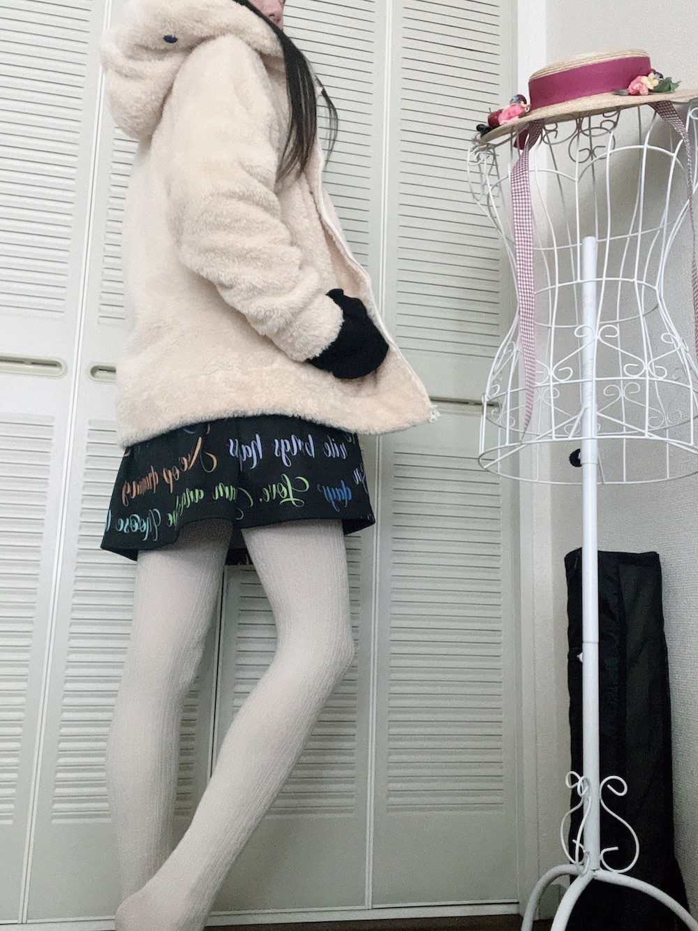 「ラクチンコーデ、黒、原宿系」｜「MILKのアイテム（スカート、ブラック系）」を使った、月光さん（レディース・163cm）の冬コーディネートの2枚目の写真