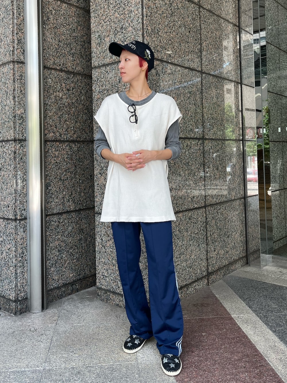 ブルー系のその他パンツ、ベージュ系のトップス、ブルー系のキャップを着用したレディースの秋コーディネートの2枚目の写真