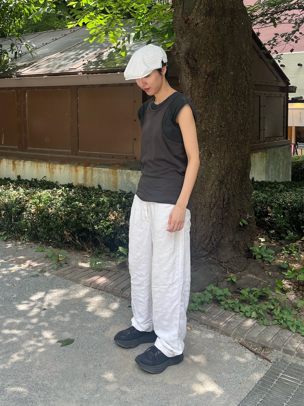 ホワイト系のその他パンツ、ブラック系のスニーカー、ブラック系のハンチング/ベレー帽を着用したレディースの夏コーディネートの2枚目の写真