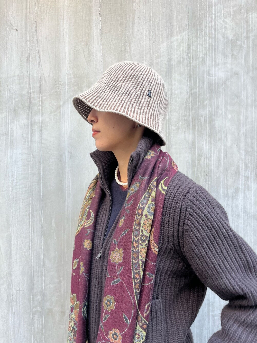 ブラック系のスニーカー、ブラウン系のジャケット/アウター、ブラウン系のデニムパンツを着用したレディースの冬コーディネートの2枚目の写真