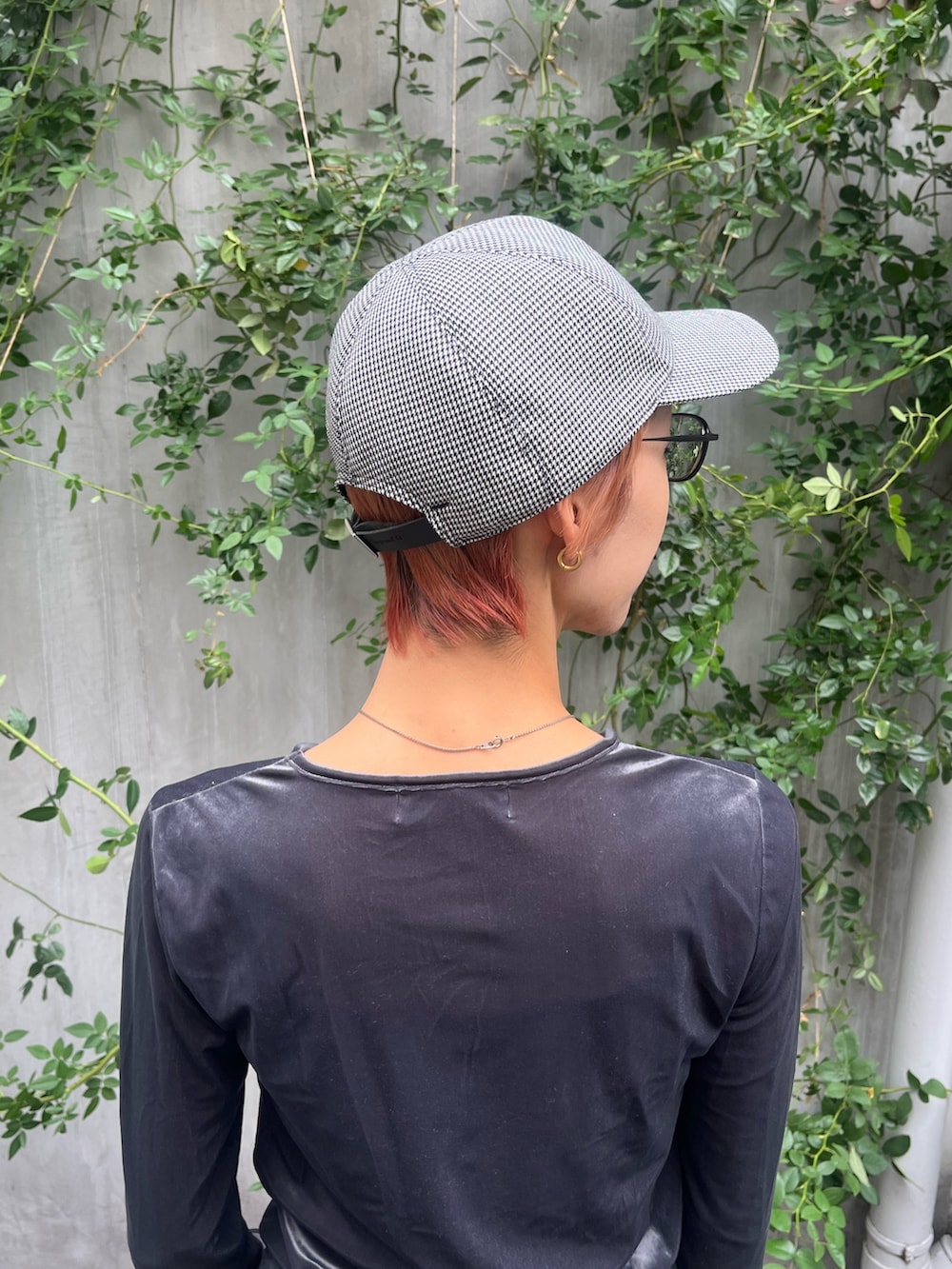 グレー系のTシャツ/カットソー、ブラック系のスラックス、ブラック系のスニーカーを着用したレディースの秋コーディネートの3枚目の写真