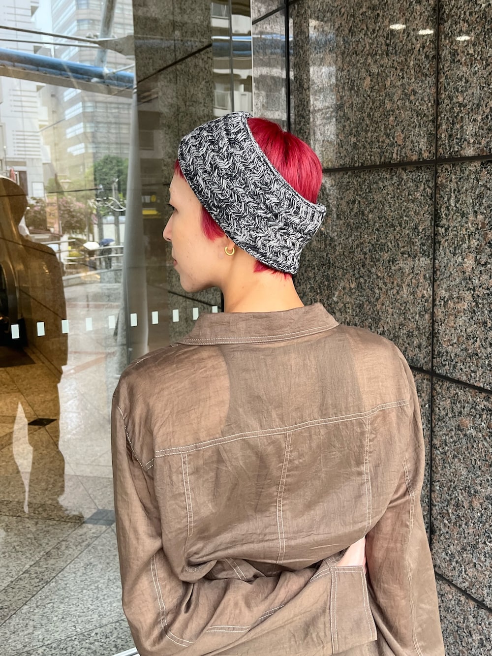 ブラック系のブーツ、ブラウン系のシャツ/ブラウス、ブラウン系のデニムパンツを着用したレディースの秋コーディネートの2枚目の写真