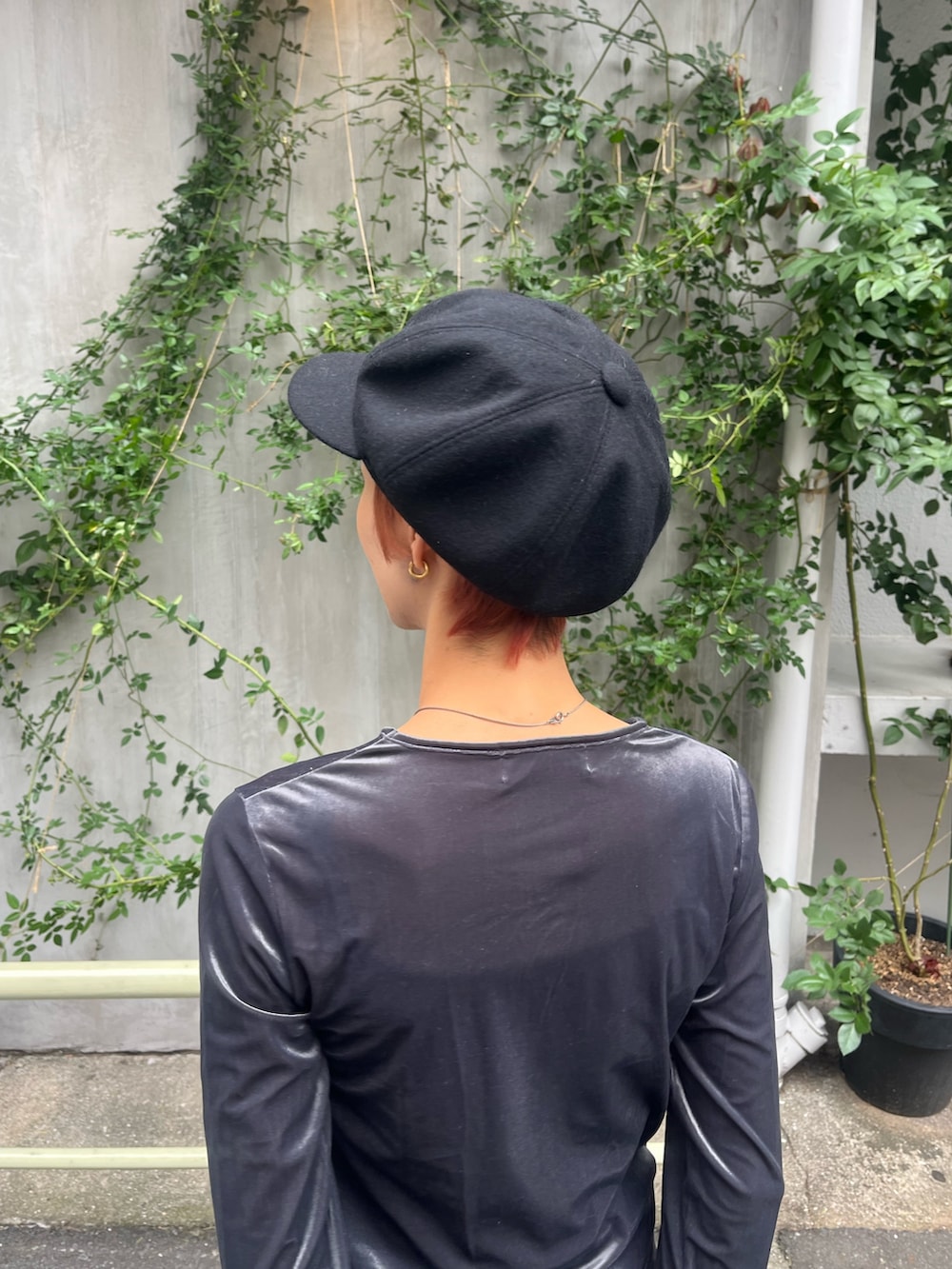 ブラック系のスラックス、グレー系のTシャツ/カットソー、ベージュ系のハンドバッグを着用したレディースの秋コーディネートの3枚目の写真