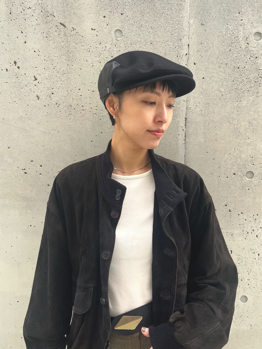 グリーン系のパンツ、ブラック系のジャケット/アウター、ブラック系のスニーカーを着用したレディースの秋コーディネートの2枚目の写真