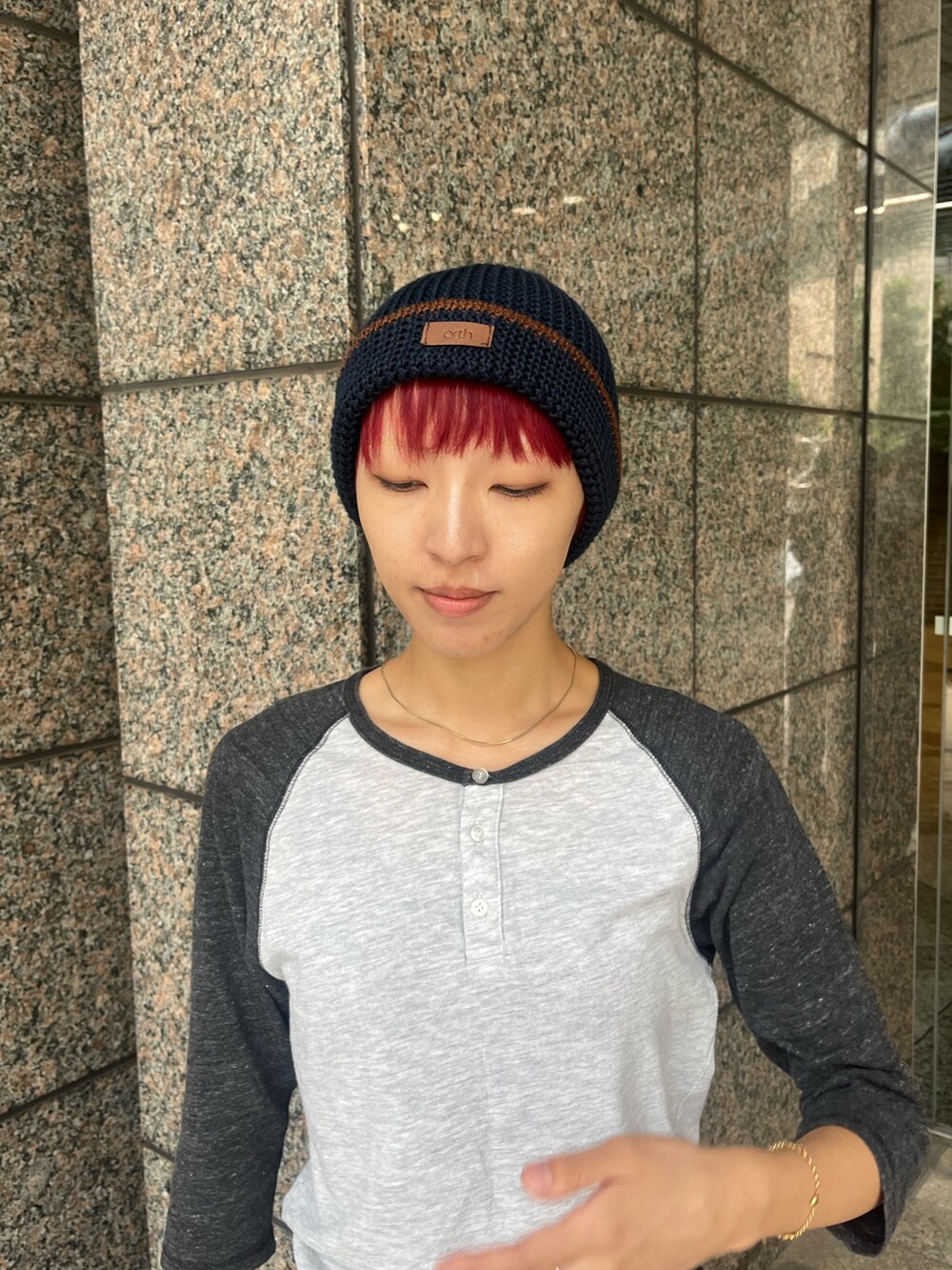 グレー系のTシャツ/カットソー、ブラック系のスラックス、ブラック系のスニーカーを着用したレディースの夏コーディネートの2枚目の写真