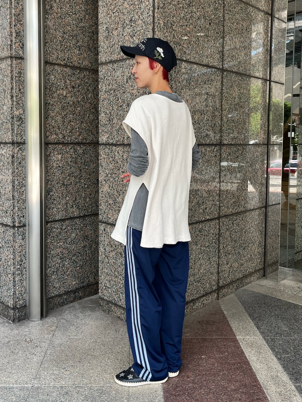 ブルー系のその他パンツ、ベージュ系のトップス、ブルー系のキャップを着用したレディースの秋コーディネートの3枚目の写真