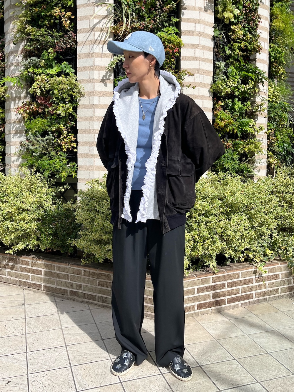 グレー系のハットを着用したレディースの秋コーディネートの3枚目の写真