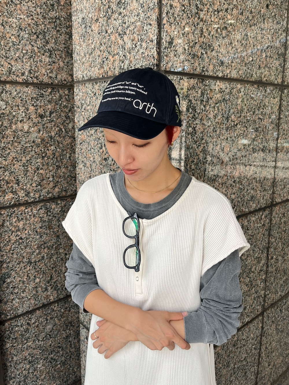 ブルー系のその他パンツ、ベージュ系のトップス、ブルー系のキャップを着用したレディースの秋コーディネートの4枚目の写真