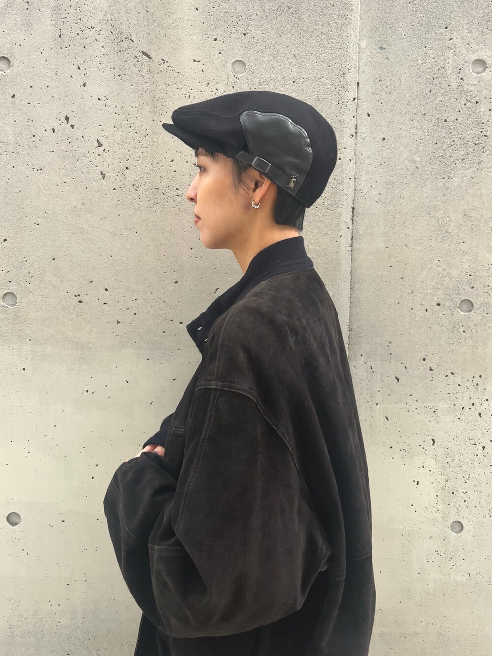 グリーン系のパンツ、ブラック系のジャケット/アウター、ブラック系のスニーカーを着用したレディースの秋コーディネートの3枚目の写真