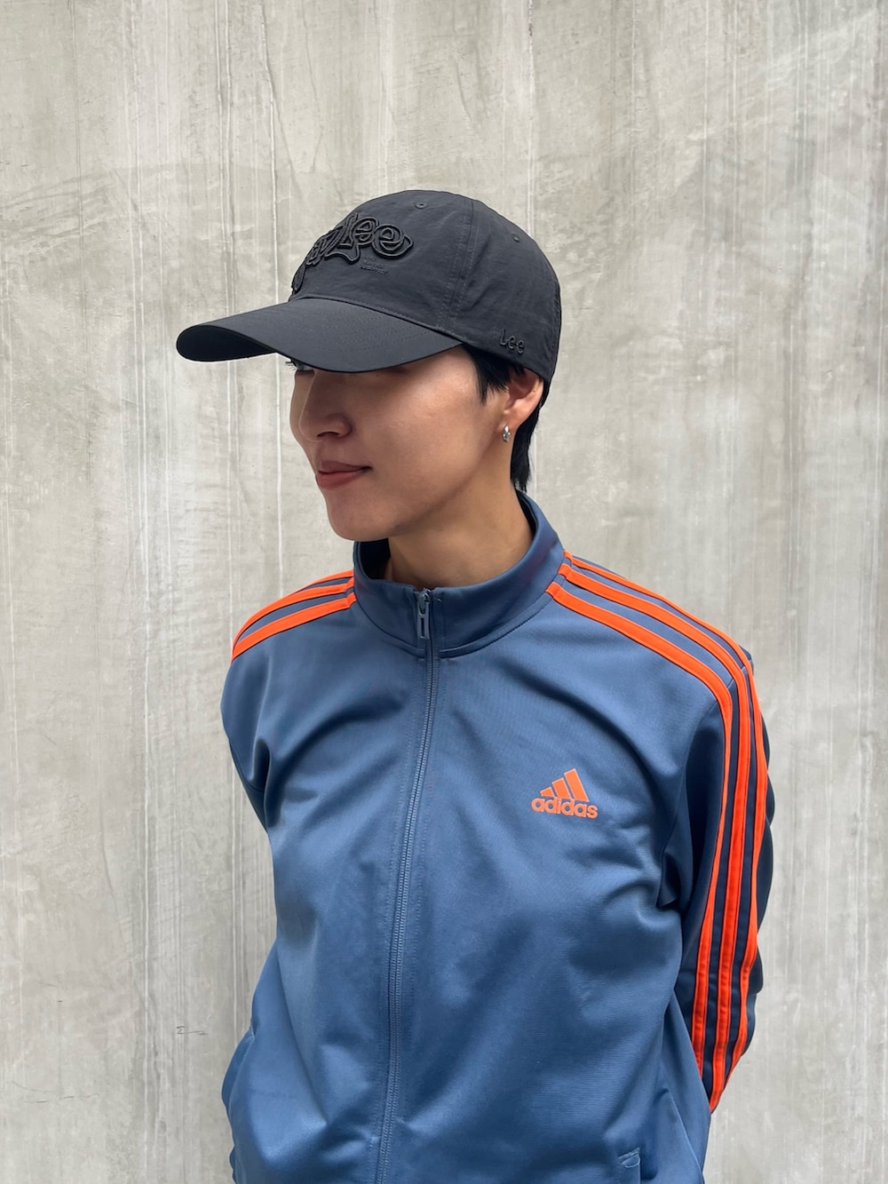 ブルー系のジャケット/アウター、ブラック系のスニーカー、ブルー系のパンツを着用したレディースの秋コーディネートの3枚目の写真