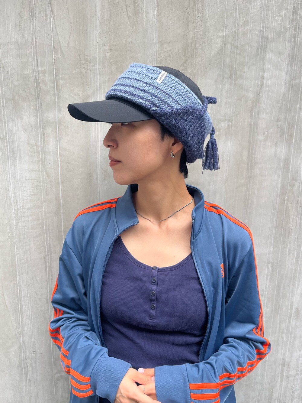 ブルー系のジャケット/アウター、ブラック系のスニーカー、ブルー系のパンツを着用したレディースの秋コーディネートの2枚目の写真