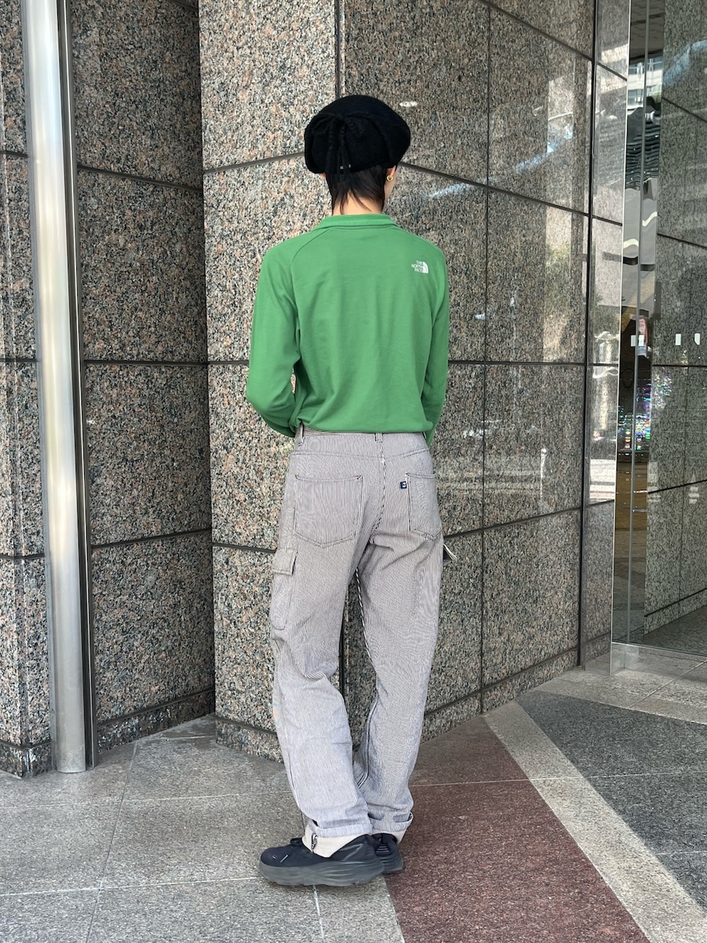 グレー系のデニムパンツを着用したレディースの冬コーディネートの2枚目の写真