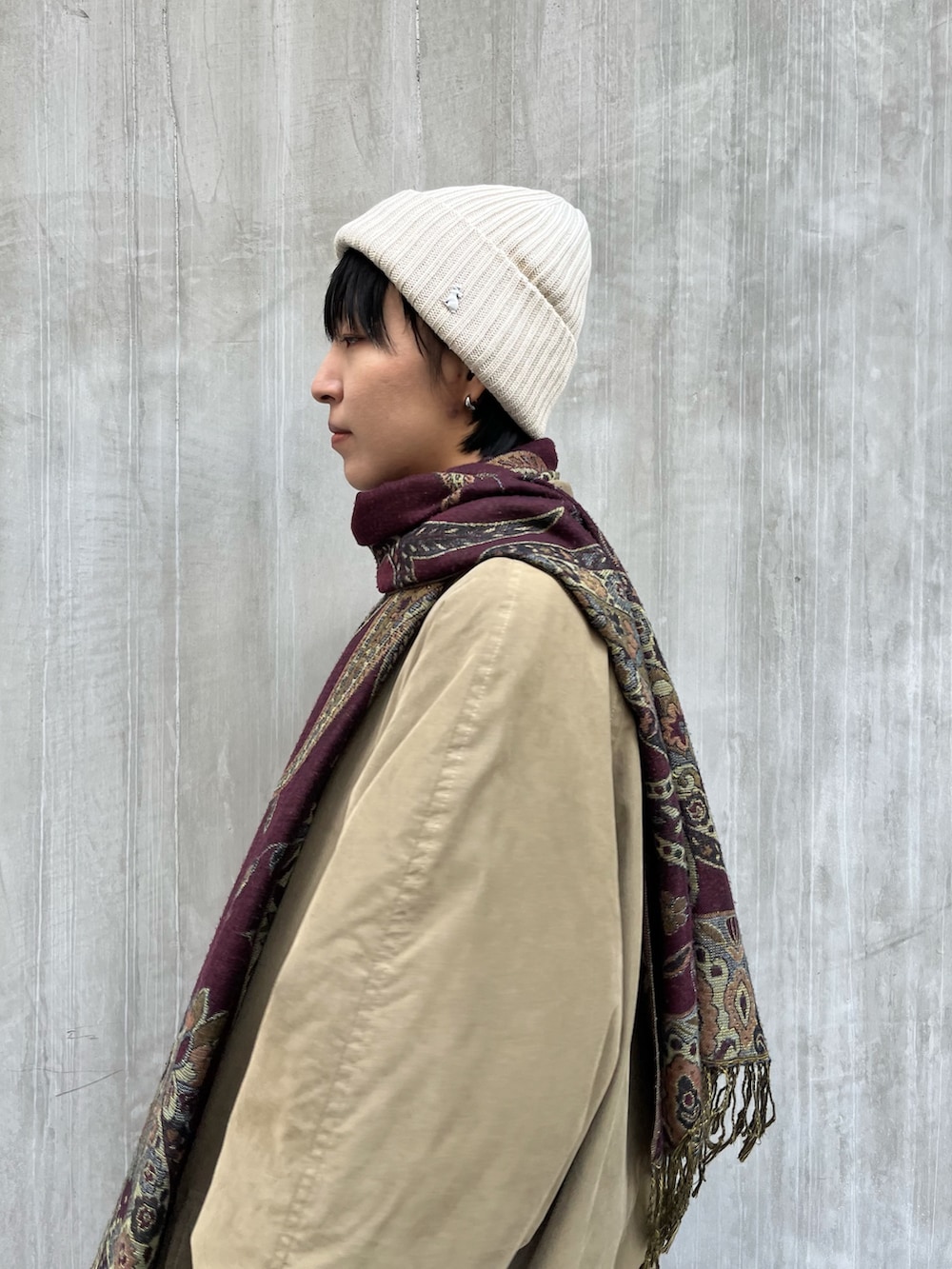 ベージュ系のジャケット/アウター、ブラウン系のデニムパンツ、ブラック系のブーツを着用したレディースの冬コーディネートの2枚目の写真