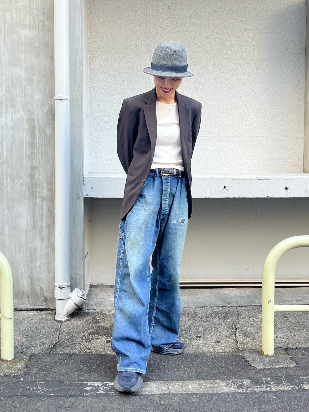 ブルー系のデニムパンツ、ブラウン系のジャケット/アウター、ブラック系のスニーカーを着用したレディースの冬コーディネートの2枚目の写真