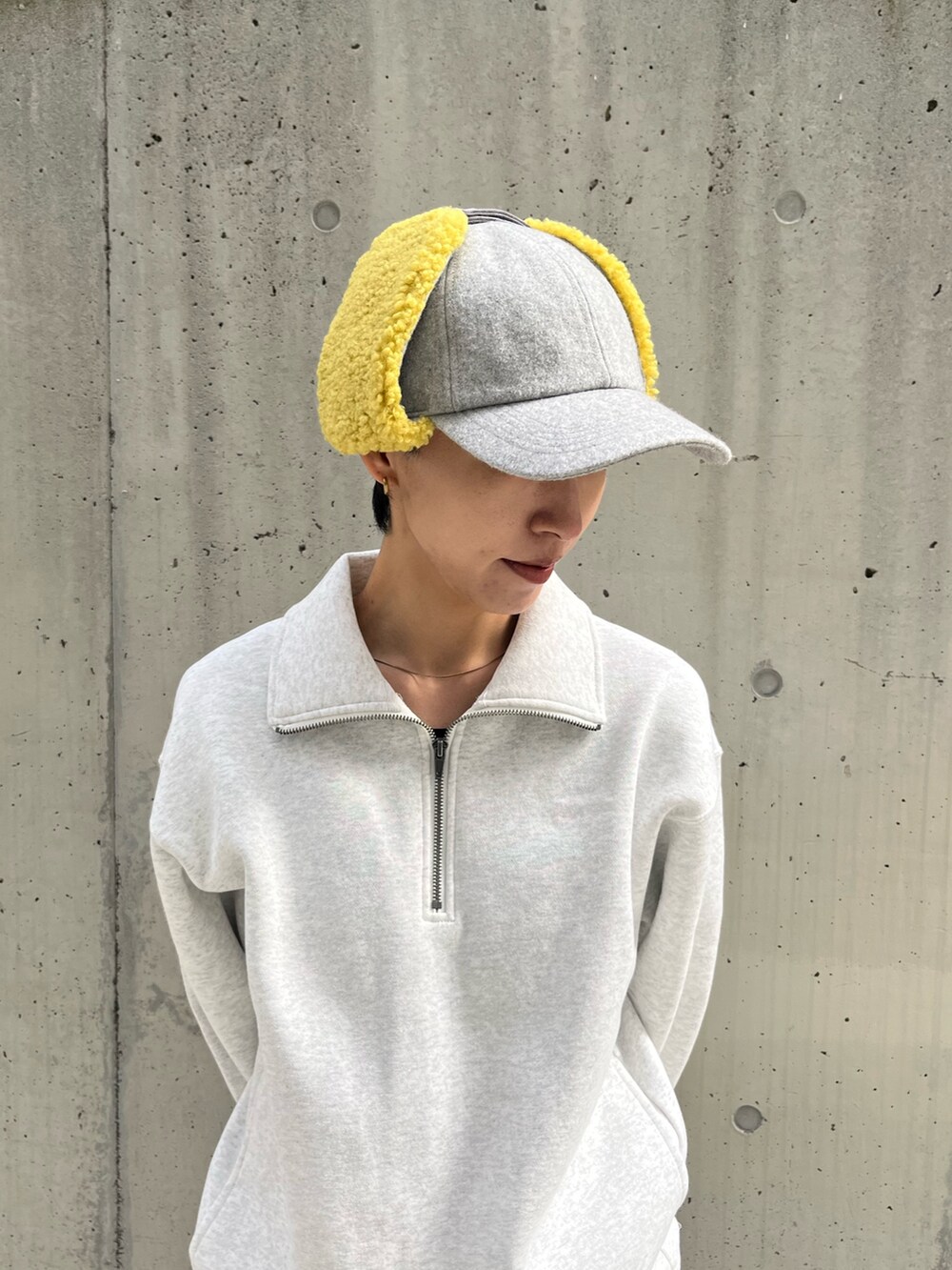 グレー系のキャップを着用したレディースの秋コーディネートの3枚目の写真