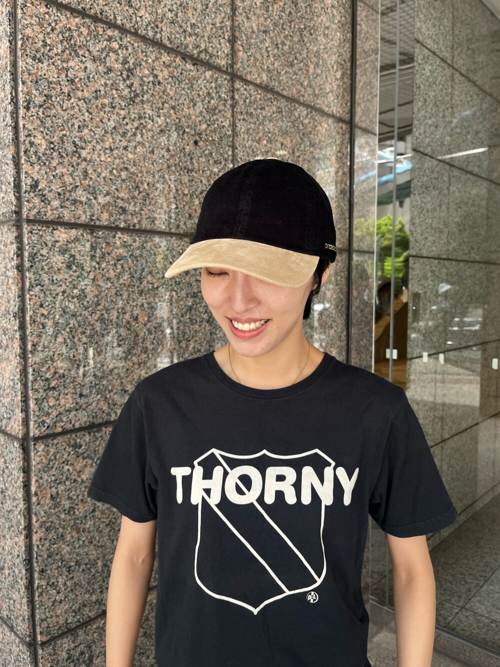 ブラック系のTシャツ/カットソー、ブラック系のスラックス、ブラック系のサンダルを着用したレディースの夏コーディネートの2枚目の写真