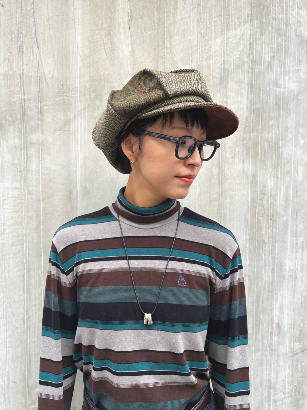 その他のTシャツ/カットソー、ブルー系のパンツ、ブラック系のブーツを着用したレディースの秋コーディネートの2枚目の写真