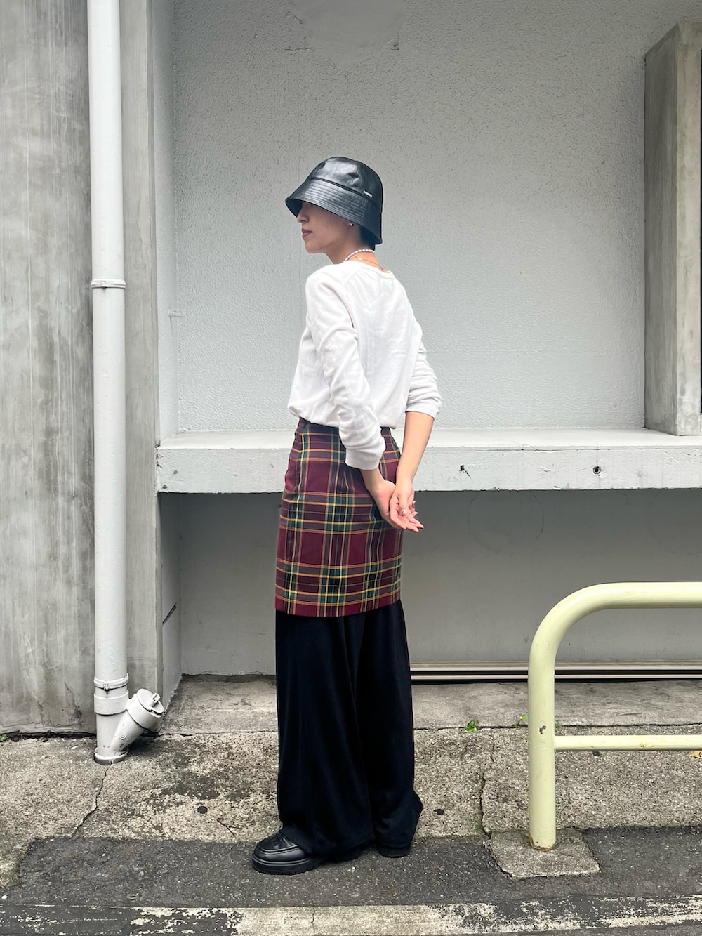 ブラック系のローファー、ブラック系のその他パンツ、ホワイト系のTシャツ/カットソーを着用したレディースの秋コーディネートの2枚目の写真