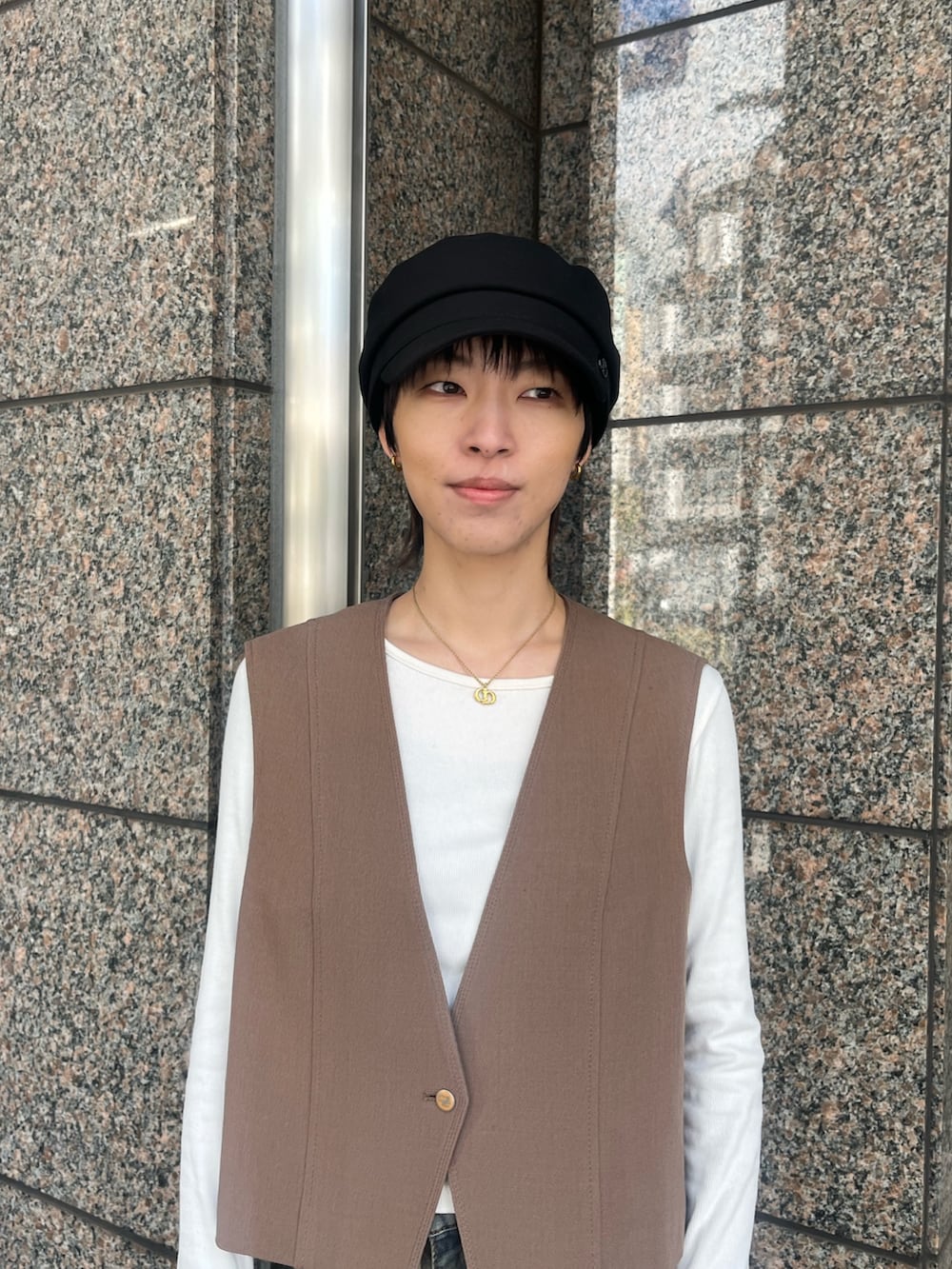 ベージュ系のキャスケットを着用したレディースの冬コーディネートの3枚目の写真