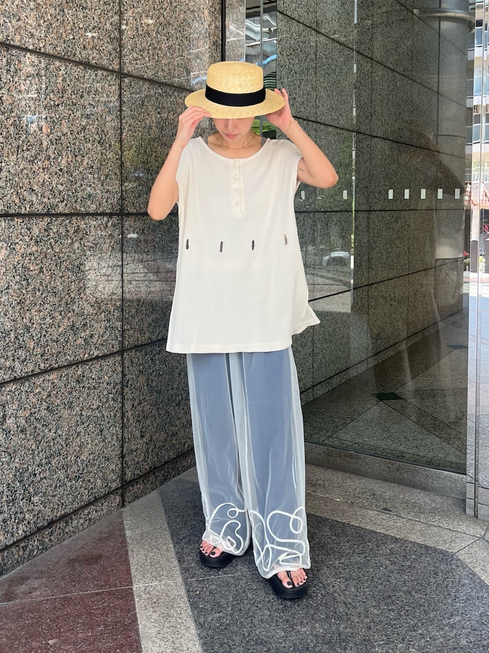 ベージュ系のトップス、ブルー系のその他パンツ、ベージュ系のパンツを着用したレディースの夏コーディネートの2枚目の写真