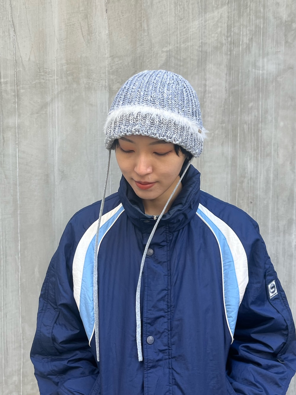 「カジュアルスタイル、ラフコーデ、スニーカーコーデ、ビーニー、カオリノモリ、kaorinomori、白パンツ、古着、古着MIX」｜「USEDのアイテム（その他パンツ、ホワイト系）」を使った、Rionさん（レディース・164cm）の冬コーディネートの2枚目の写真