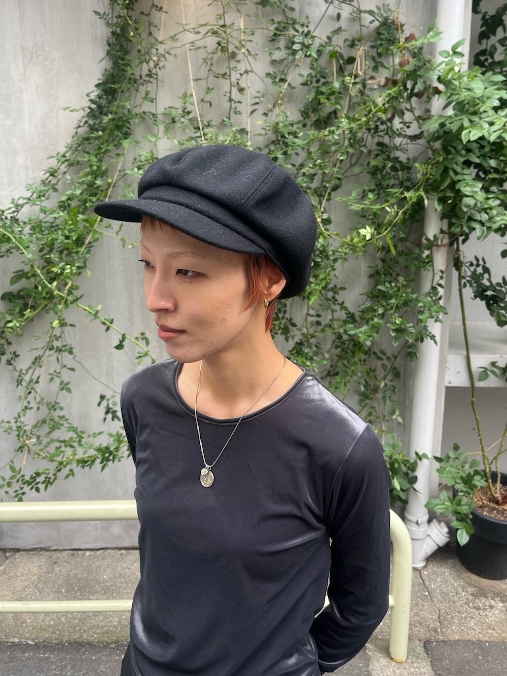 ブラック系のスラックス、グレー系のTシャツ/カットソー、ベージュ系のハンドバッグを着用したレディースの秋コーディネートの2枚目の写真