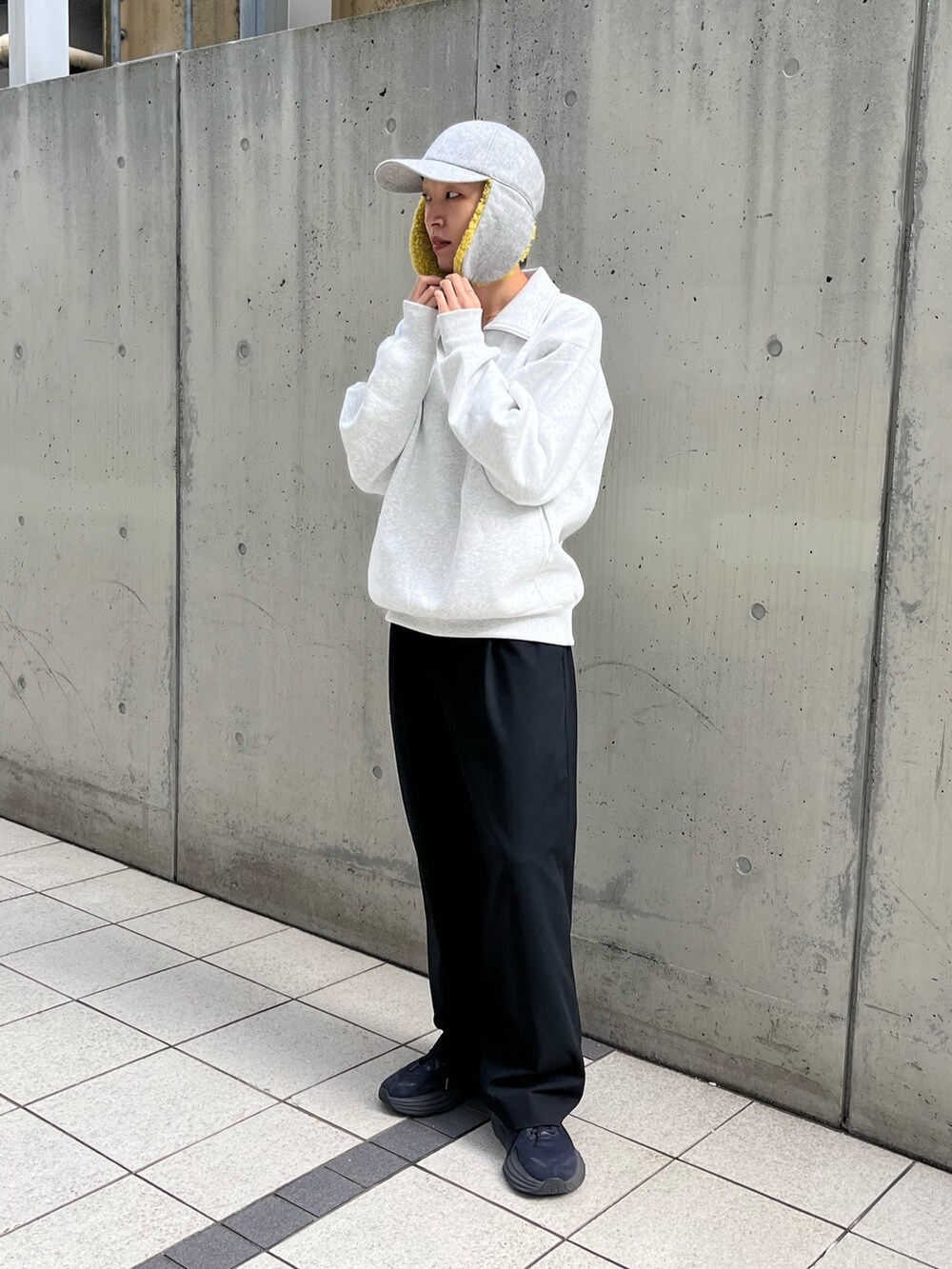 グレー系のキャップを着用したレディースの秋コーディネートの2枚目の写真