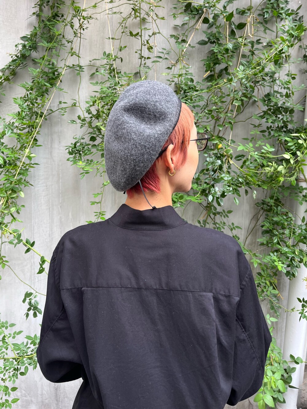 ブラック系のシャツ/ブラウス、ブルー系のその他パンツ、ブラック系のスニーカーを着用したレディースの秋コーディネートの2枚目の写真