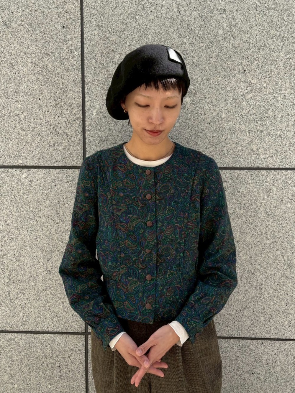 グリーン系のジャケット/アウター、グリーン系のパンツ、ブラック系のスニーカーを着用したレディースの秋コーディネートの2枚目の写真