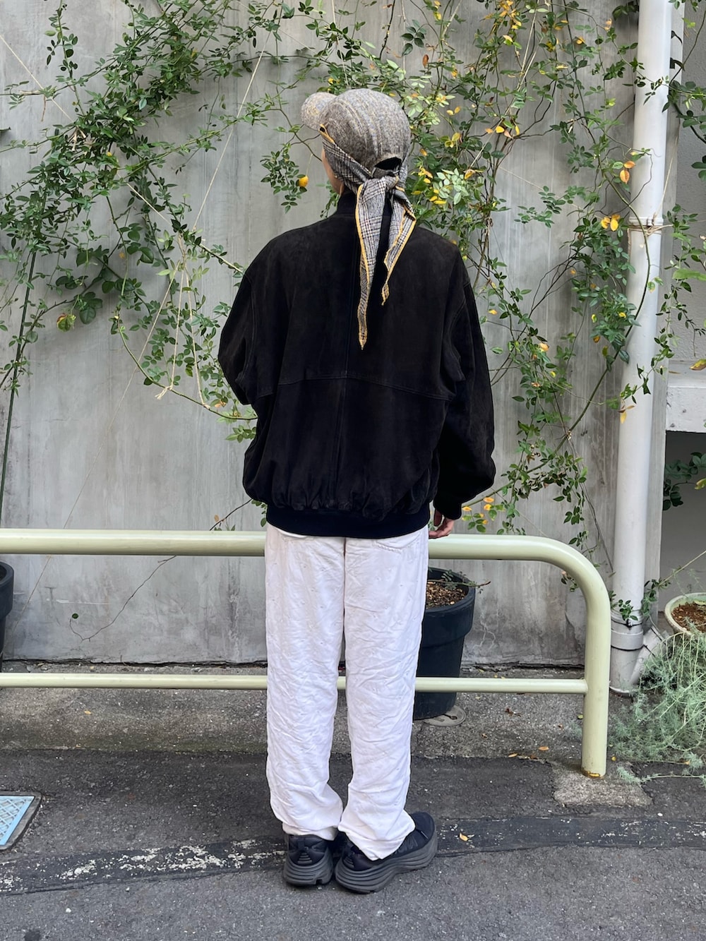ブラック系のジャケット/アウター、ホワイト系のその他パンツ、ブラック系のスニーカーを着用したレディースの秋コーディネートの2枚目の写真