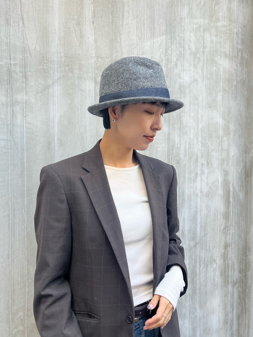 ブルー系のデニムパンツ、ブラウン系のジャケット/アウター、ブラック系のスニーカーを着用したレディースの冬コーディネートの3枚目の写真