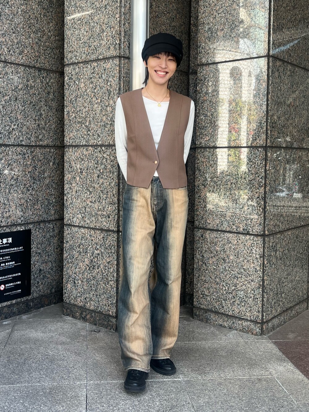 ベージュ系のキャスケットを着用したレディースの冬コーディネートの2枚目の写真