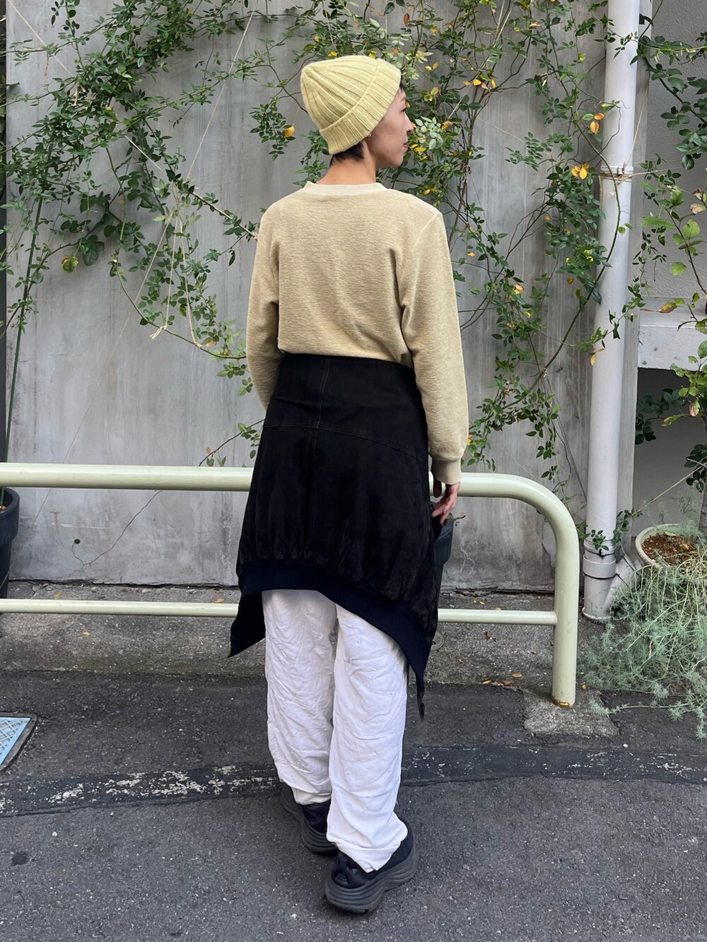 イエロー系のトップス、ホワイト系のその他パンツ、ブラック系のジャケット/アウターを着用したレディースの秋コーディネートの2枚目の写真