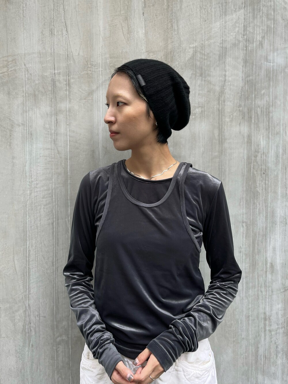 グレー系のTシャツ/カットソー、グレー系のタンクトップ、ホワイト系のその他パンツを着用したレディースの秋コーディネートの2枚目の写真