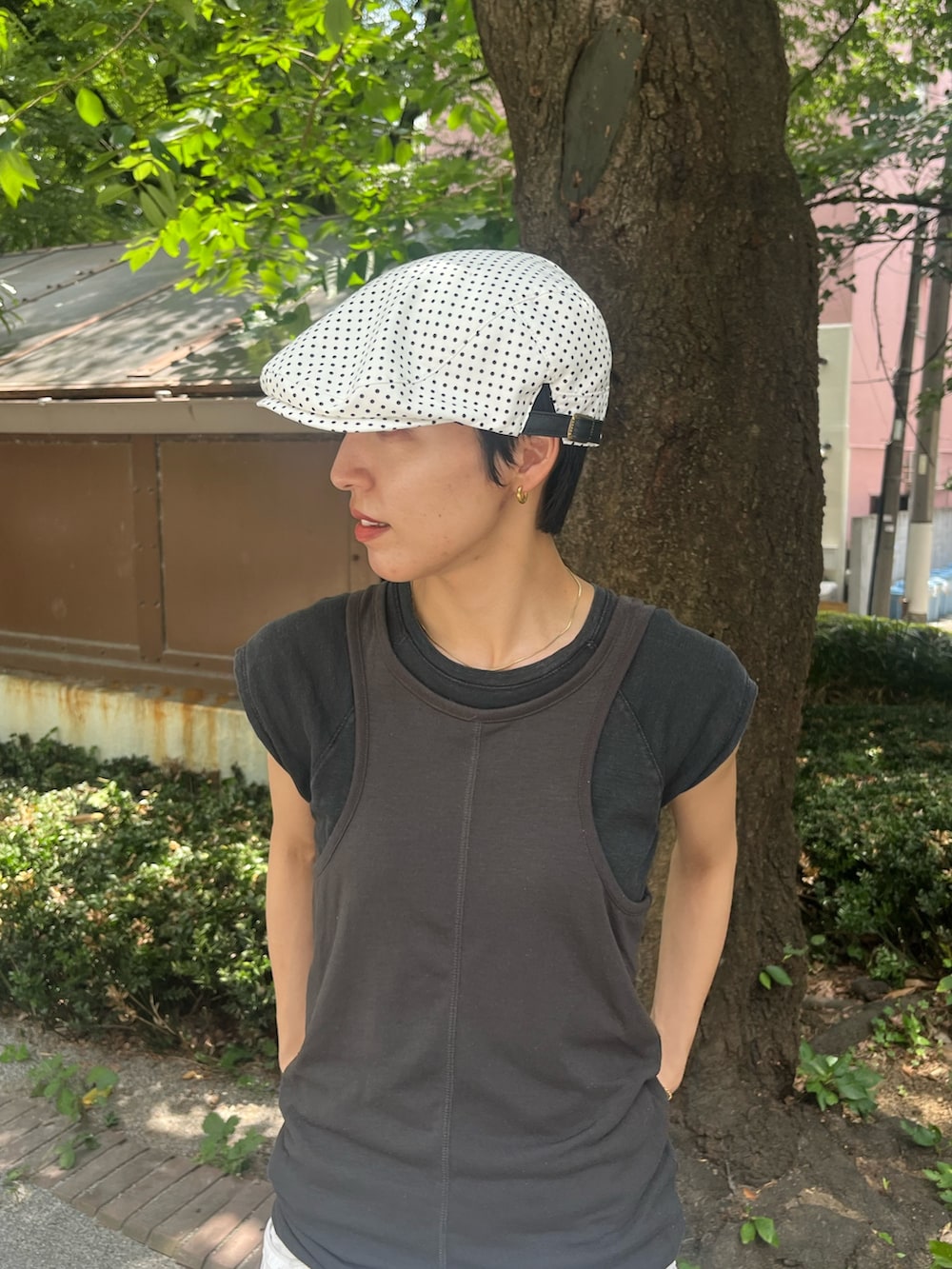 ホワイト系のその他パンツ、ブラック系のスニーカー、ブラック系のハンチング/ベレー帽を着用したレディースの夏コーディネートの3枚目の写真