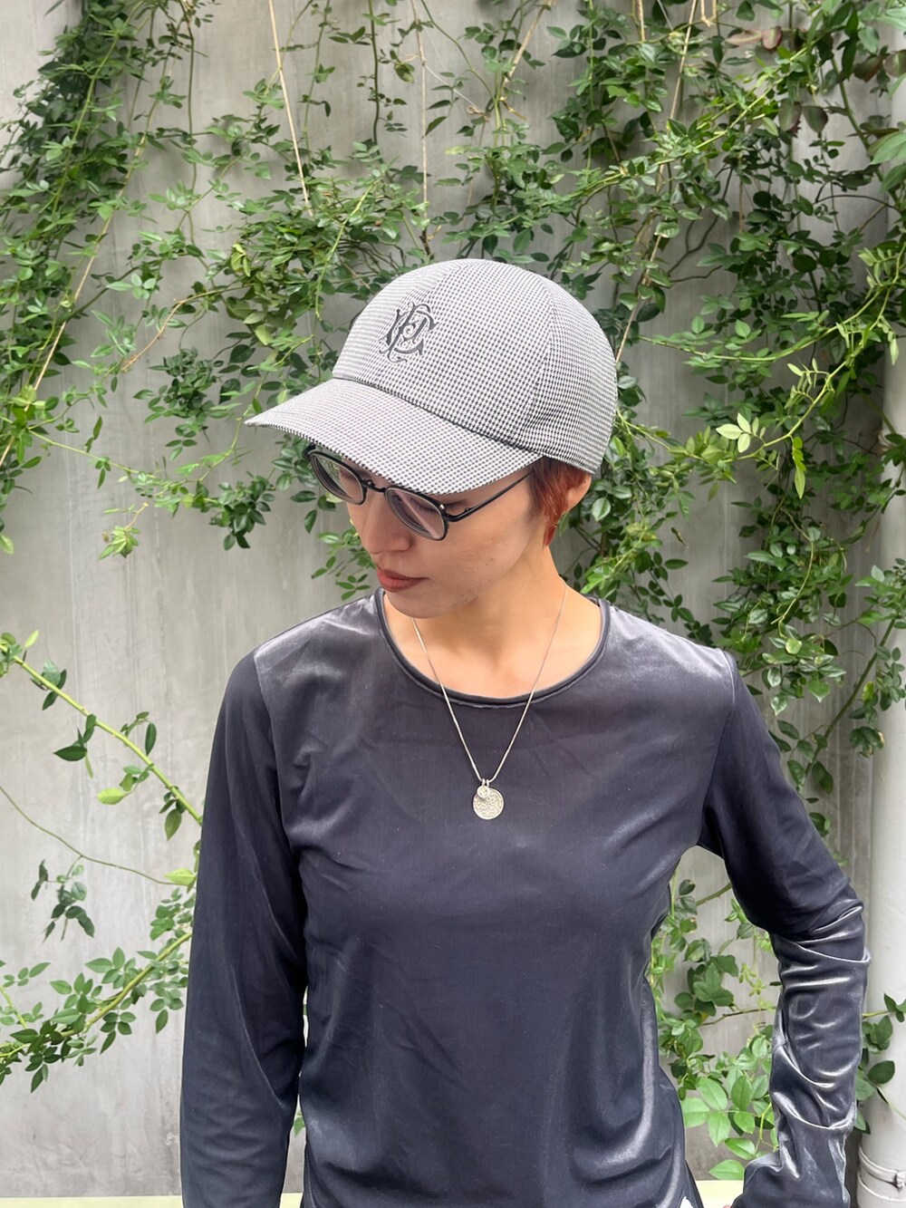 グレー系のTシャツ/カットソー、ブラック系のスラックス、ブラック系のスニーカーを着用したレディースの秋コーディネートの2枚目の写真