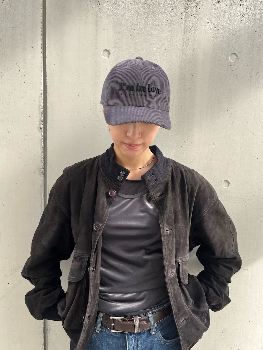 グレー系のTシャツ/カットソー、ブラック系のジャケット/アウター、ブラック系のブーツを着用したレディースの冬コーディネートの2枚目の写真