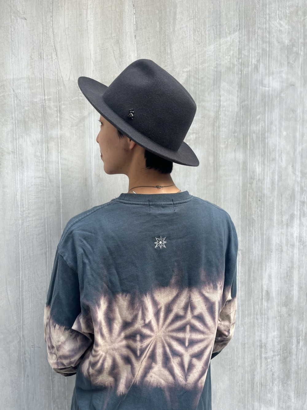 ホワイト系のその他パンツ、ブラック系のスニーカー、ブルー系のTシャツ/カットソーを着用したレディースの秋コーディネートの2枚目の写真