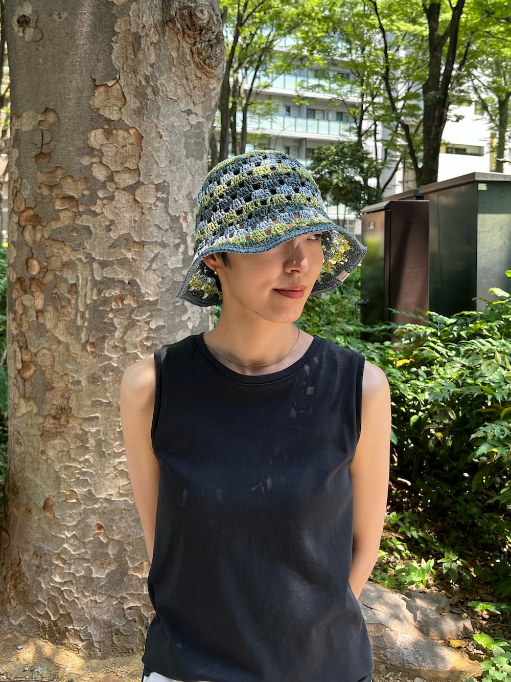 ホワイト系のその他パンツ、ブルー系のハットを着用したレディースの夏コーディネートの2枚目の写真