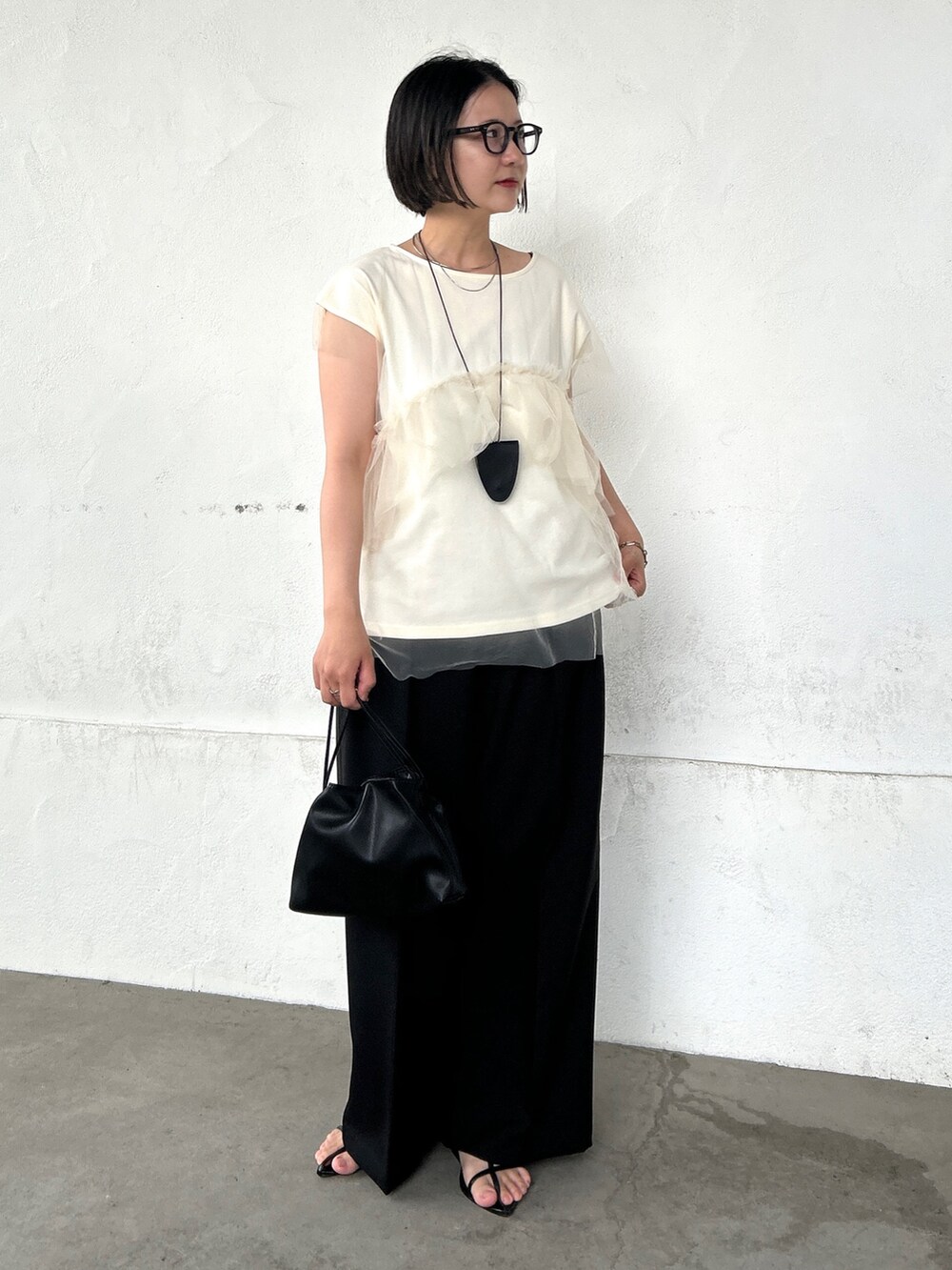 ホワイト系のTシャツ/カットソー、ブラック系のその他パンツを着用したレディースの夏コーディネートの2枚目の写真