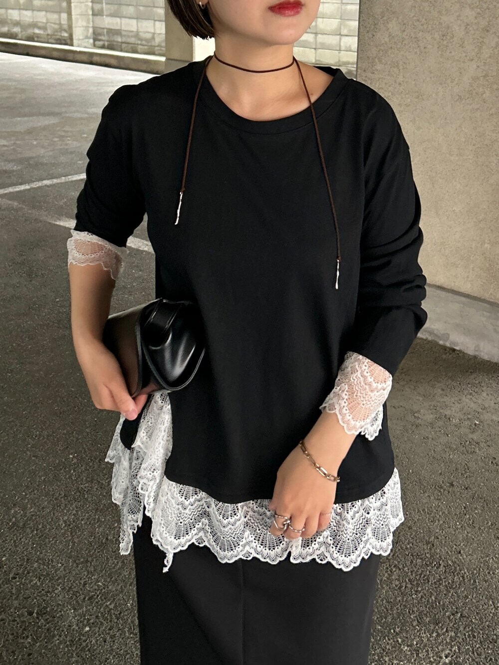 ブラック系のTシャツ/カットソー、ブラック系のスカートを着用したレディースの夏コーディネートの7枚目の写真