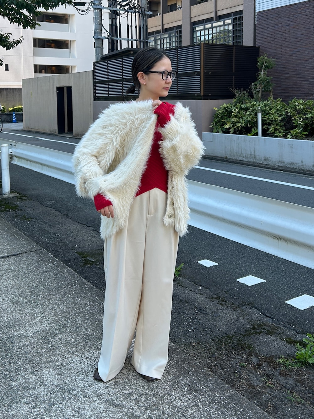 その他のカーディガン/ボレロ、レッド系のニット/セーターを着用したレディースの秋コーディネートの2枚目の写真