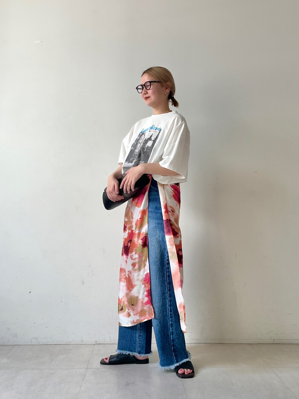 「スカーフ、デニム、夏コーデ、低身長、低身長コーデ」｜「Bou JeloudのタウンフォトカラーロゴＴシャツ（Tシャツ/カットソー、ホワイト系）」を使った、TSUKIさん（レディース・153cm）の春コーディネートの2枚目の写真