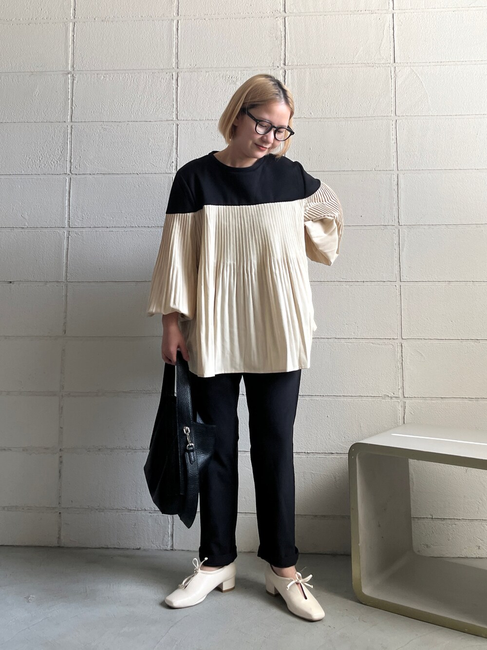 その他のTシャツ/カットソー、ブラック系のスラックス、ブラック系のショルダーバッグを着用したレディースの秋コーディネートの2枚目の写真