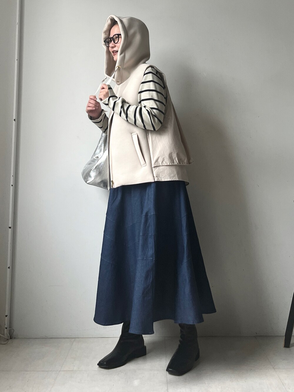 その他のニット/セーター、ホワイト系のベスト、ブルー系のデニムスカートを着用したレディースの秋コーディネートの4枚目の写真