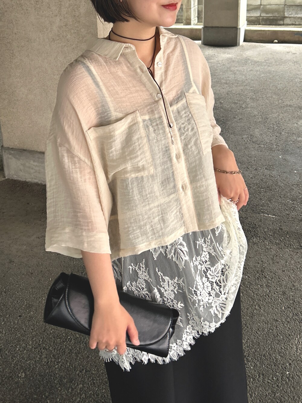 ホワイト系のシャツ/ブラウス、ホワイト系のTシャツ/カットソー、ブラック系のスカートを着用したレディースの夏コーディネートの5枚目の写真