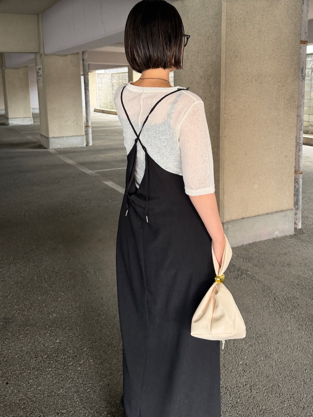 ホワイト系のTシャツ/カットソー、ブラック系のワンピースを着用したレディースの夏コーディネートの4枚目の写真