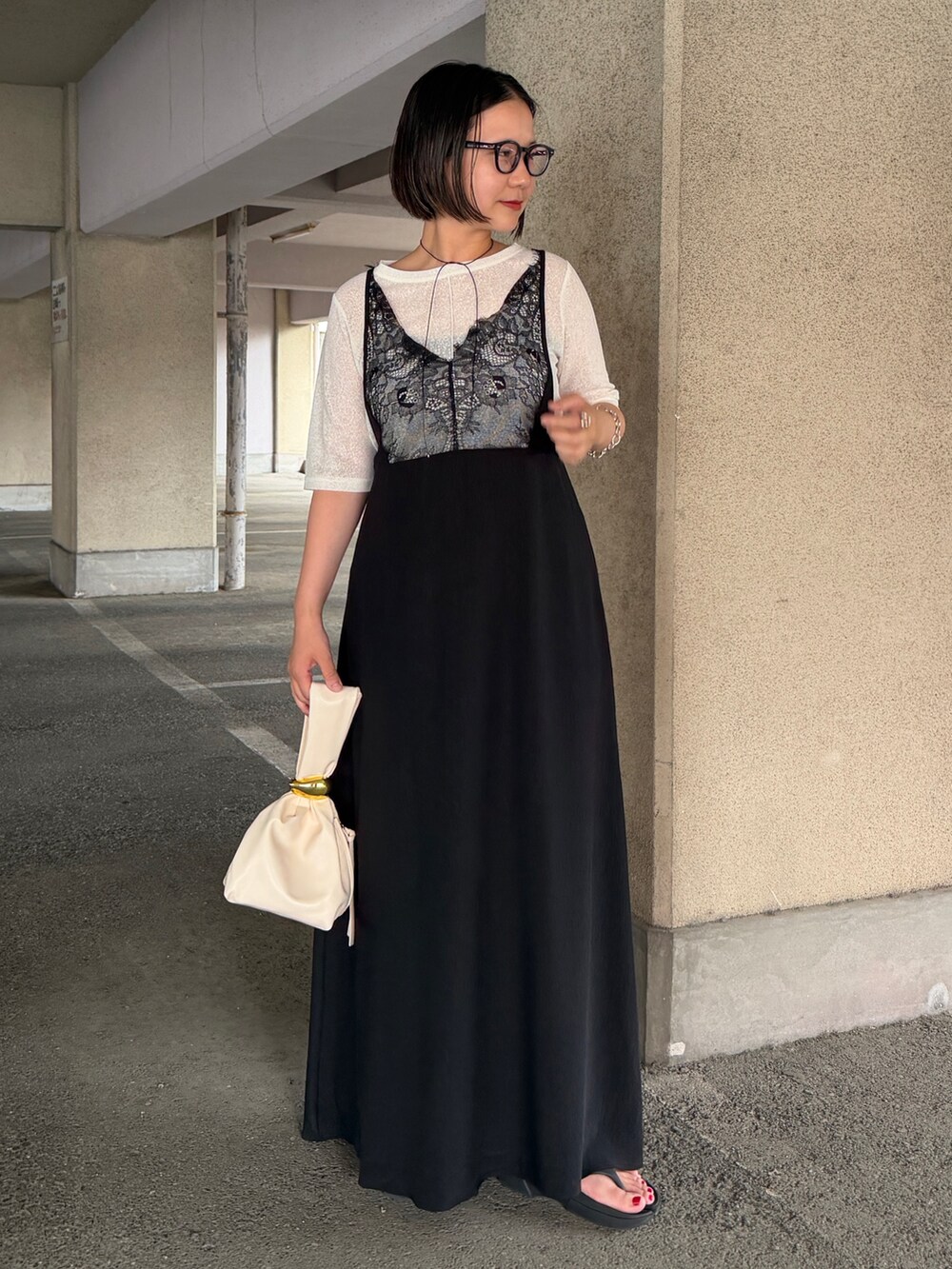 ホワイト系のTシャツ/カットソー、ブラック系のワンピースを着用したレディースの夏コーディネートの2枚目の写真